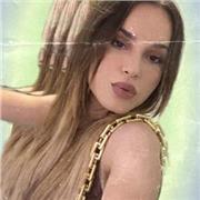 Profesora de inglés imparte clases a niños pequeños